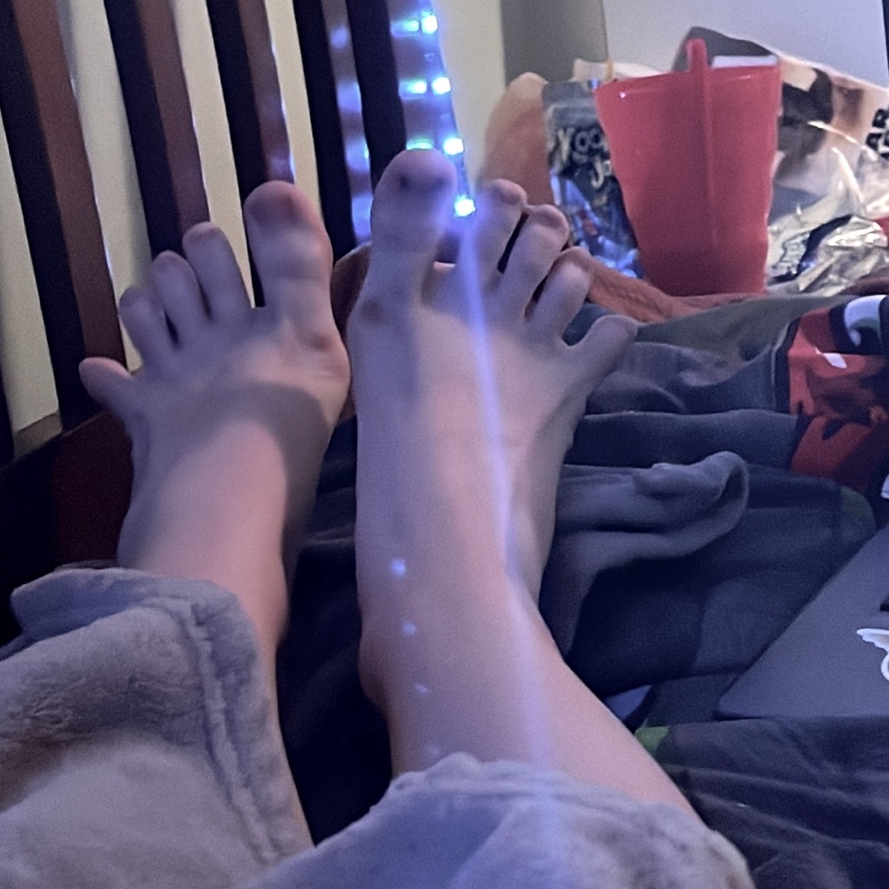 I’m selling toe pics